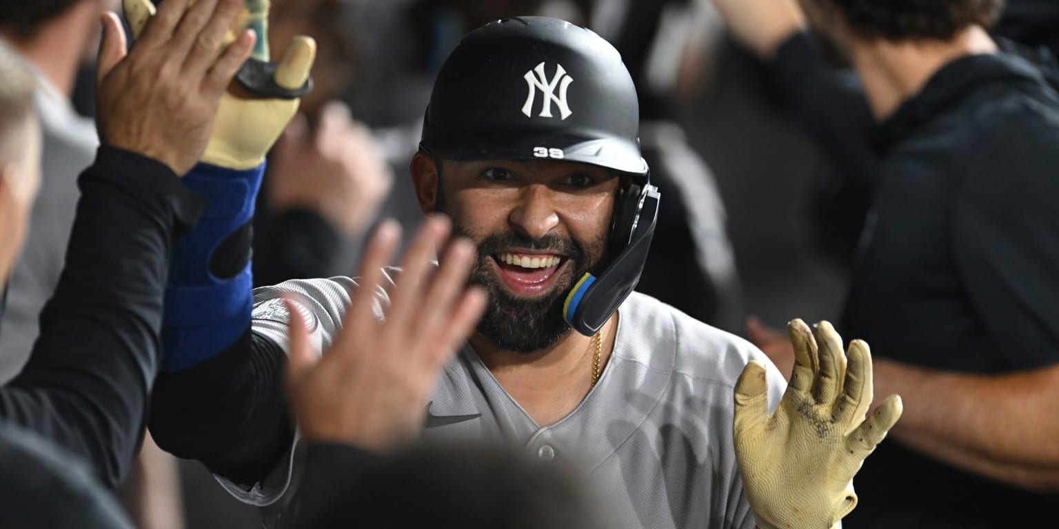 Ali Sánchez celebra en el dugout con el uniforme de los Yankees tras conectar su primer jonrón en Grandes Ligas